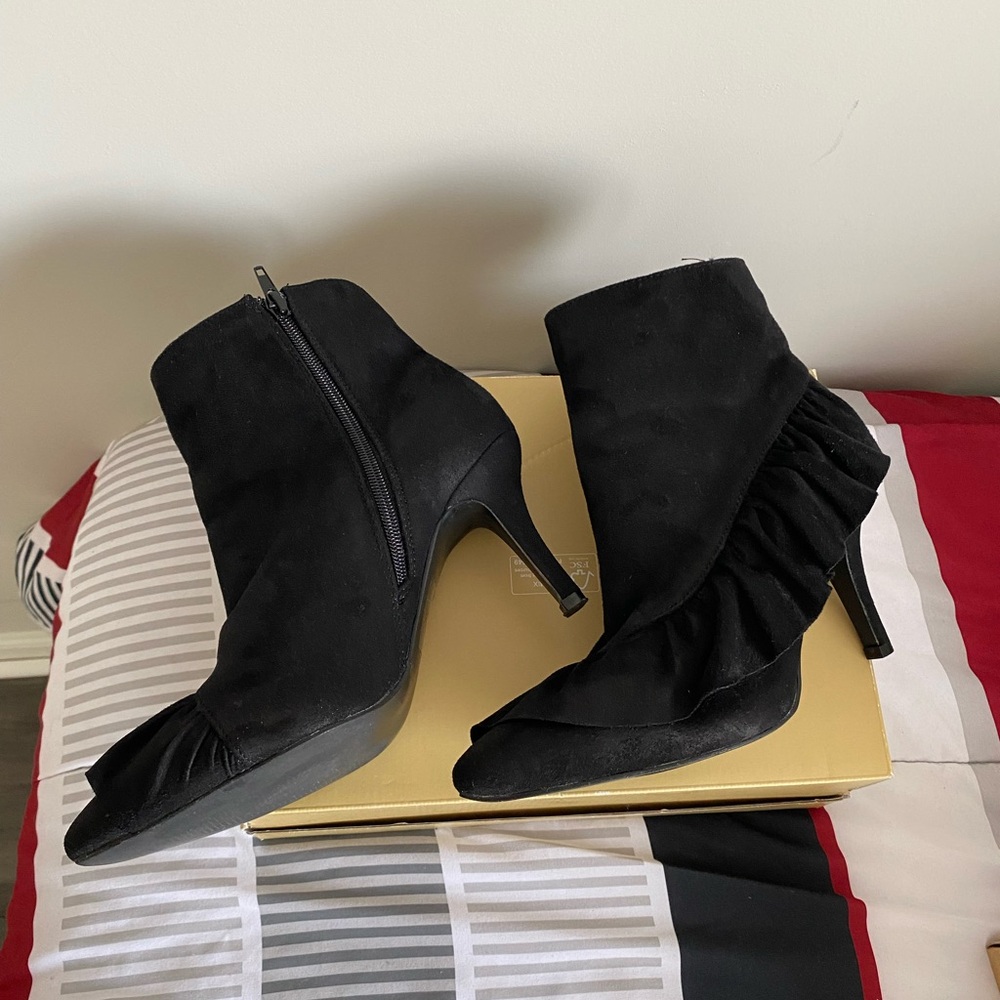 Elegant Black Ankle Boots - Picture 7 of 8